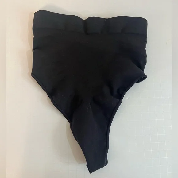 SKIMS NWOT Seamless Shape Thong in Onyx - Picture 5 of 6